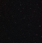 Vue à grand champ du ciel autour de la fusion de galaxies H-ATLAS J142935.3-002836